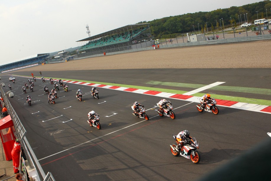 KTM RC CUP World Final start_KTM RC 390 Cup_Silverstone 2015