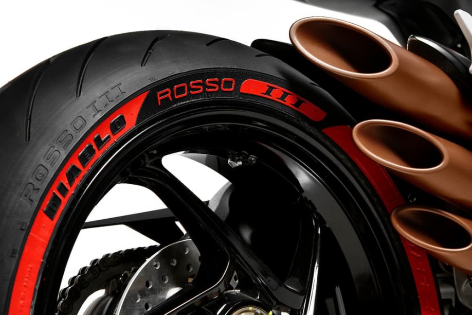 mv-agusta-pirelli-diablo-brutale-6